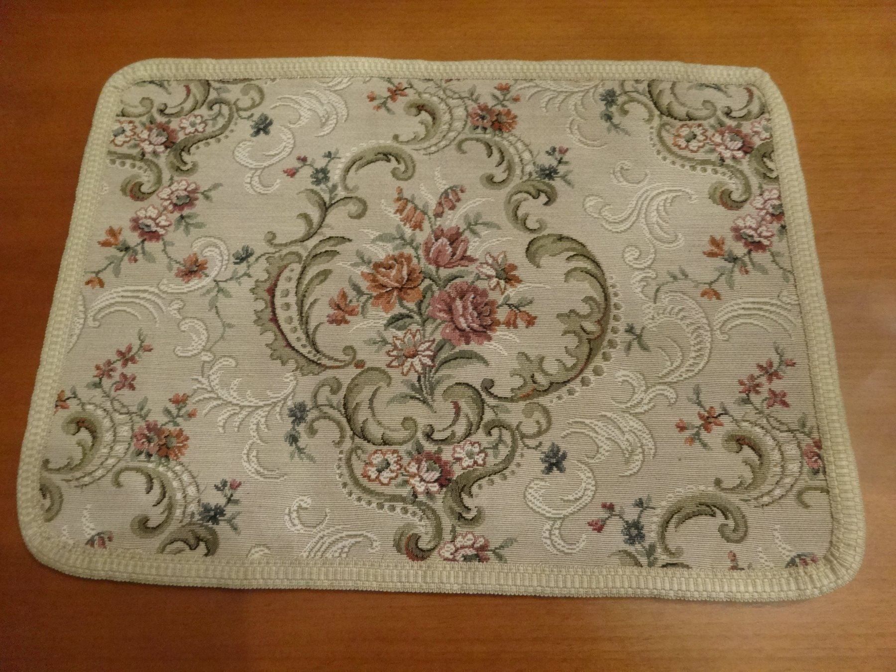 Toutes les décorations: Napperon tissu d'ameublement – Neuf avec emballage d'origine à Biel/Bienne par milamila02