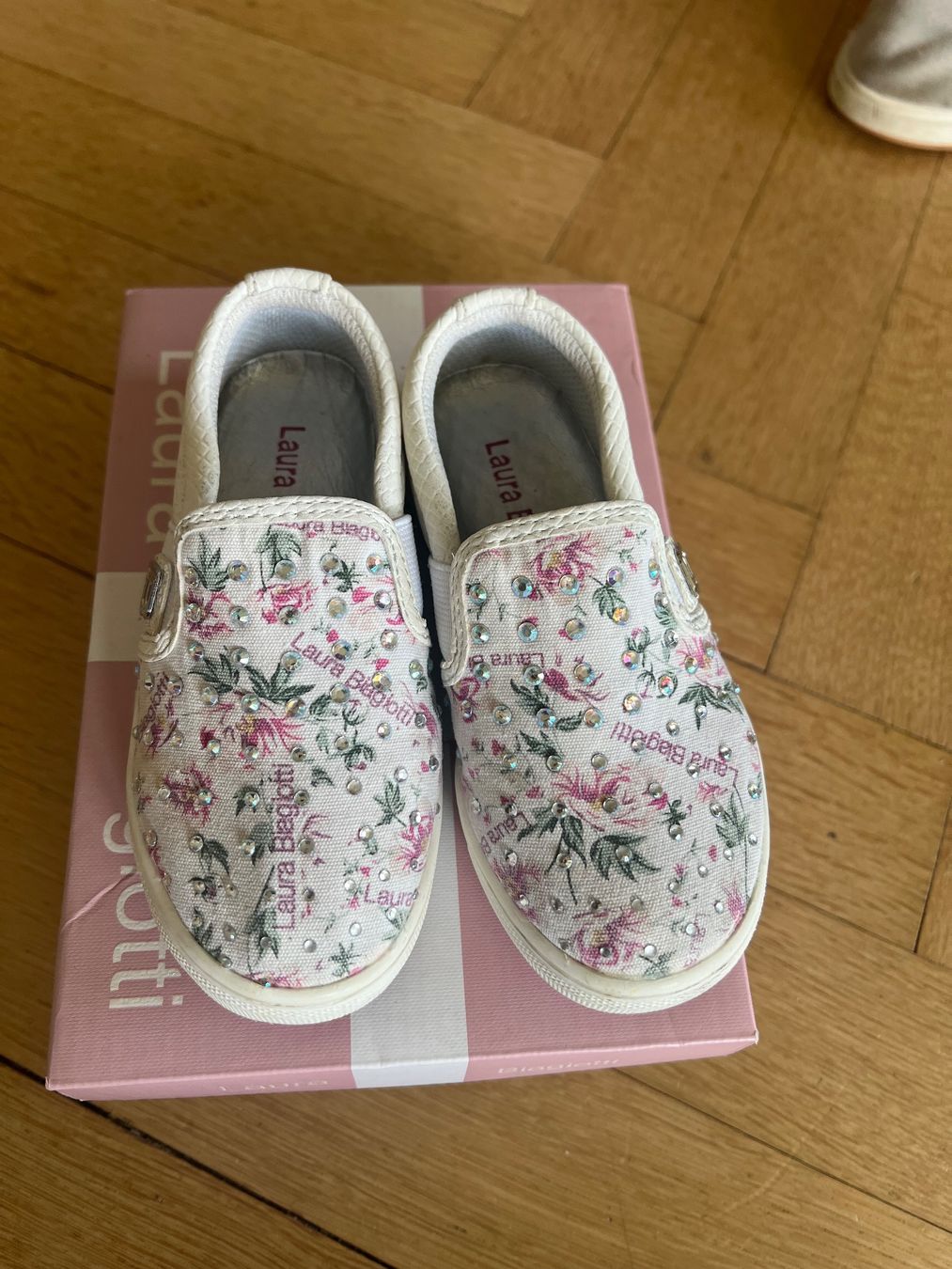 Laura Biagiotti Schuhe für Mädchen: Schuhe Laura Biagiotti  Grösse 27 – Gebraucht aus Beinwil am See von brigittehug