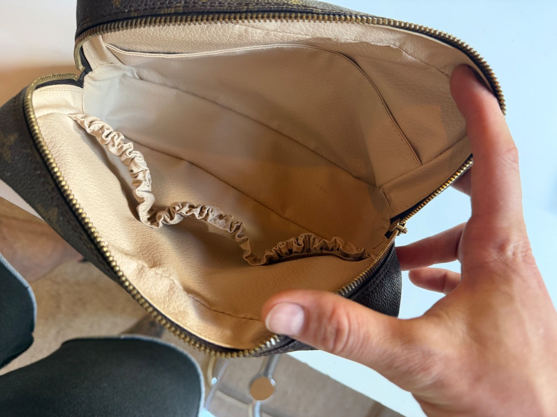 Louis Vuitton Kosmetikkoffer: Louis Vuitton Vintage Necessaire - Top Zustand – Gebraucht aus Zug von Marc_Motos 8