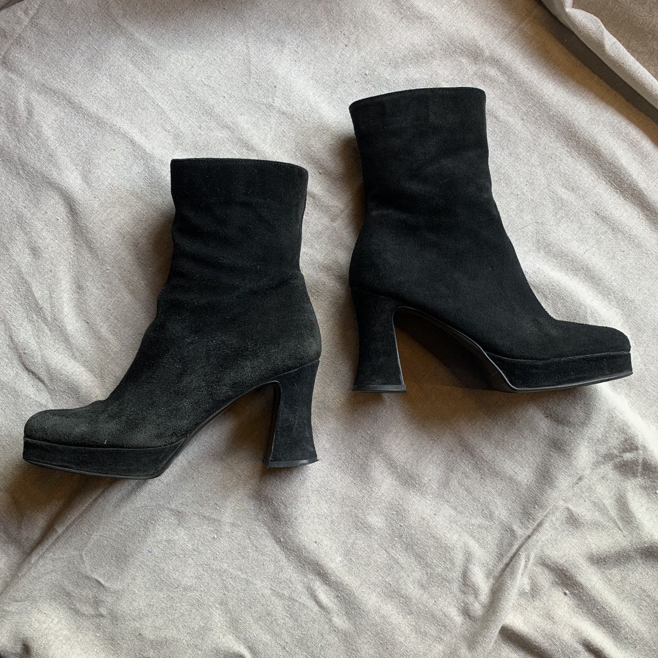 Scarpe da donna: Schwarze Stiefeletten aus echtem Leder mit Absatz – Usato da Chalais venduto da Decoarts.art 1