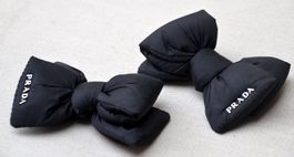 Zwei Prada-Schleifen Schuhzubehör / Deux nœuds Prada