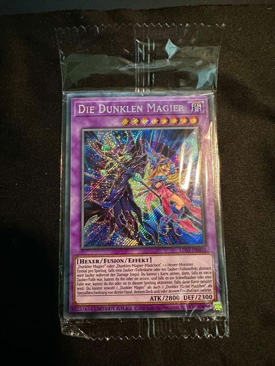 Yu-Gi-Oh! Einzelkarte „Die Dunklen Magier“ – Secret Rare, Deutsch, 1. Auflage, Quarter Century Stampede, Near Mint
