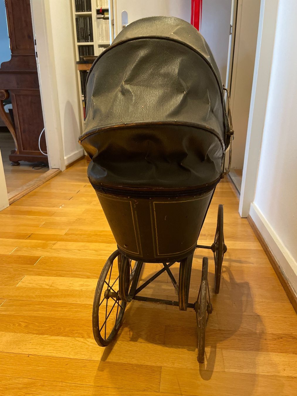 Puppenwagen: Puppenwagen antik – Gebraucht aus Zürich von Simi123 1