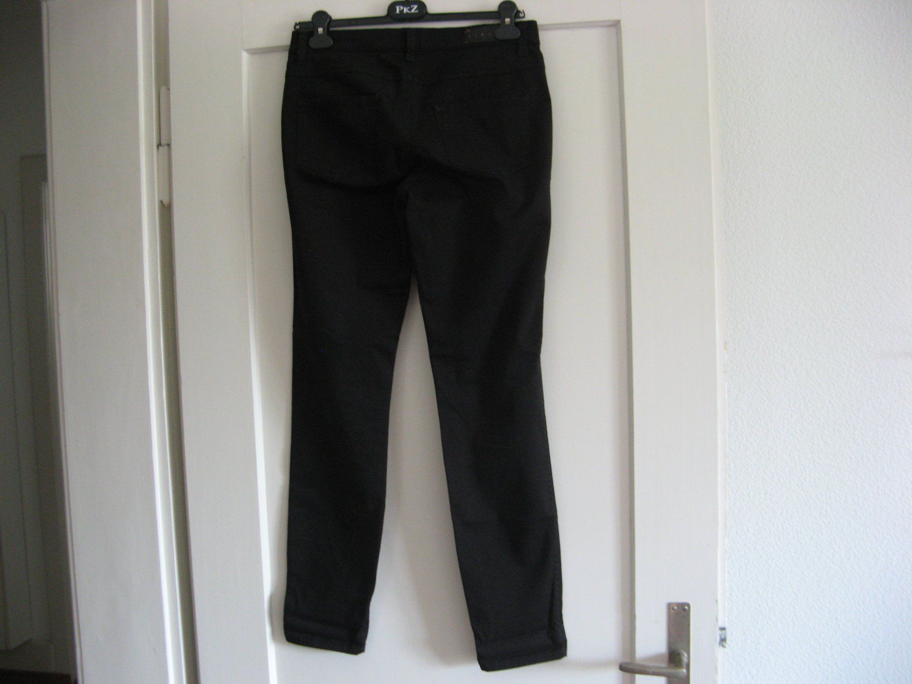 Sisley Pantaloni: Sisley Hose schwarz Gr. W29, L30 – Usato da Zürich venduto da apil 4