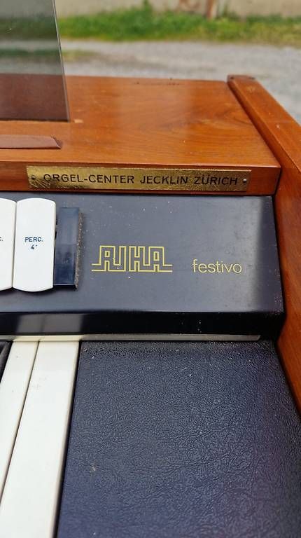 Strumenti musicali: RIHA Orgel 4100 – Usato da Linthal venduto da StuessiLinthal