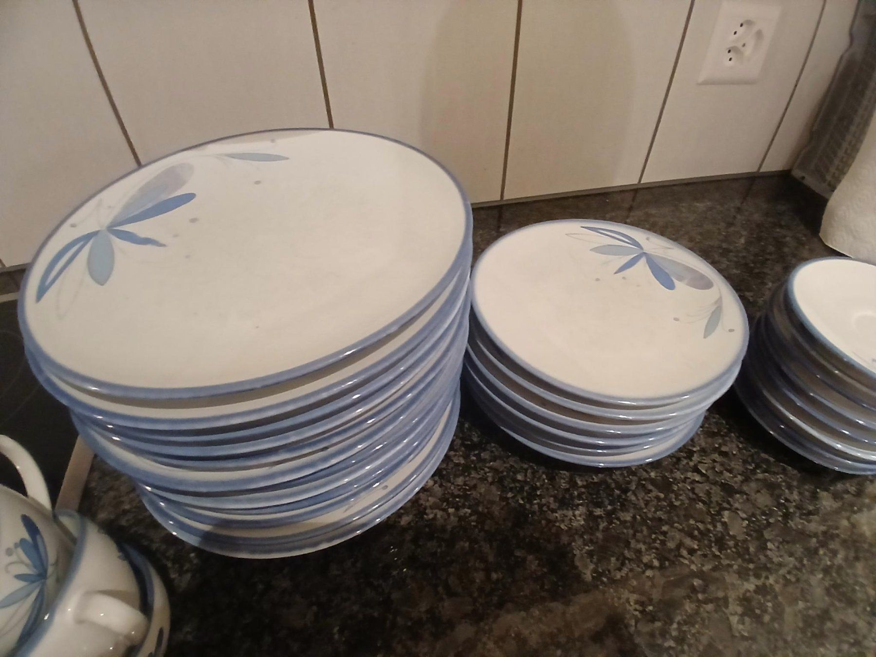 Set di piatti: Geschirr-Set mit blauer Verzierung – Usato da Winterthur venduto da seh_9dhc 1