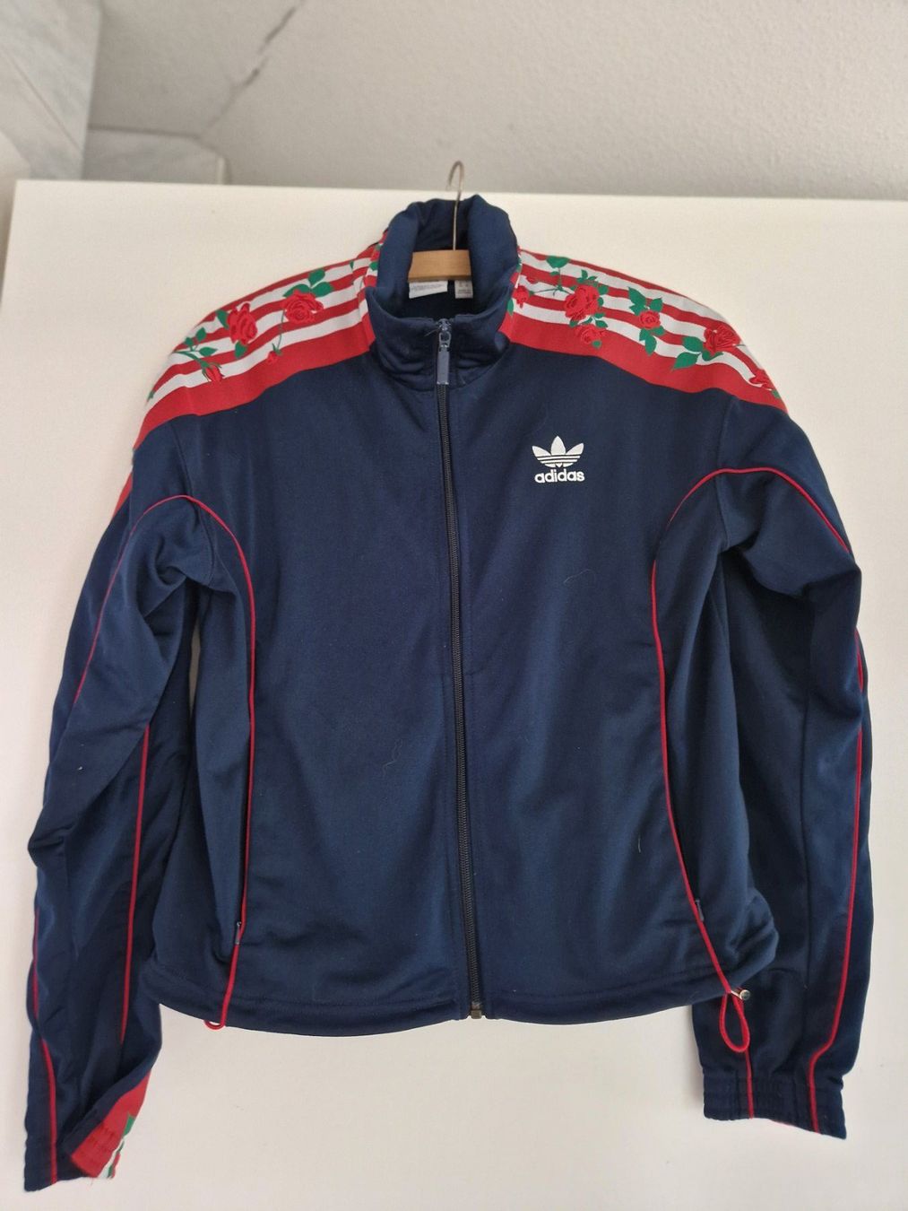 Adidas Jacken: Adidas Trainer – Gebraucht aus Biel-Benken BL von Ina92