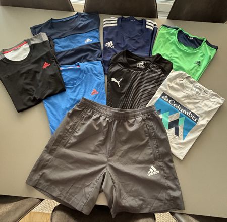 Diverse Sportkleidung Herren: Shirts und eine kurze Hose