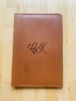 Braune Leder-Passport-Hülle, personalisiert mit CK