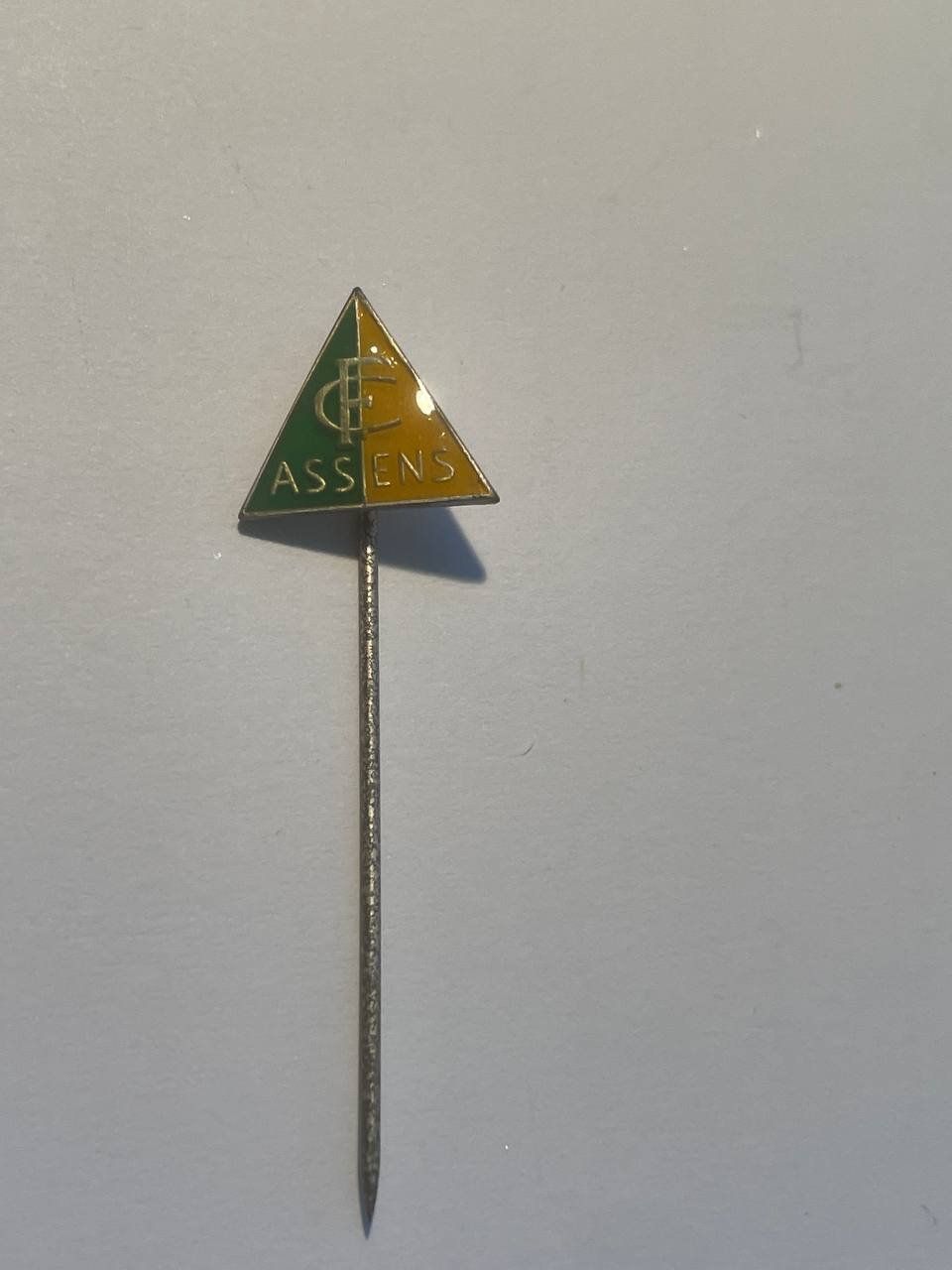 Placchette & Badge: 92. Anstecknadel - FC Assiens – Usato da Luzern venduto da Irek 1