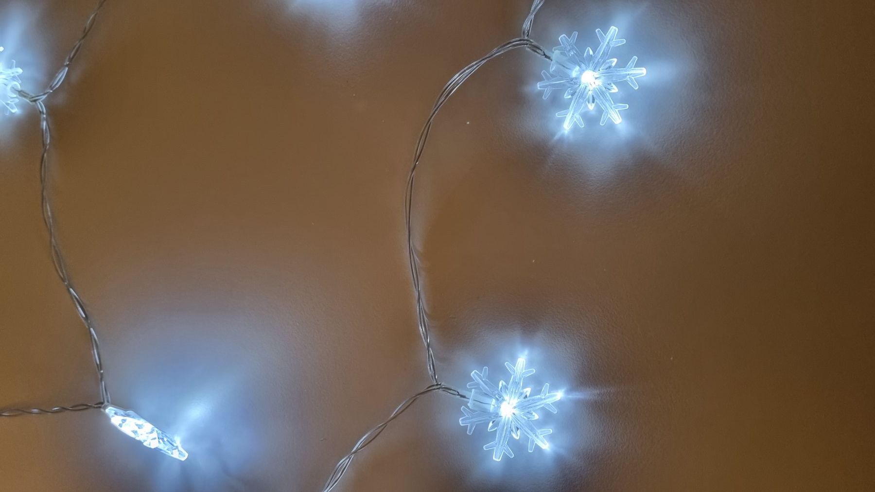 Guirlandes lumineuses: Lichterkette mit Schneeflocken – Neuf (Voir description) à Zofingen par fel_6gj7