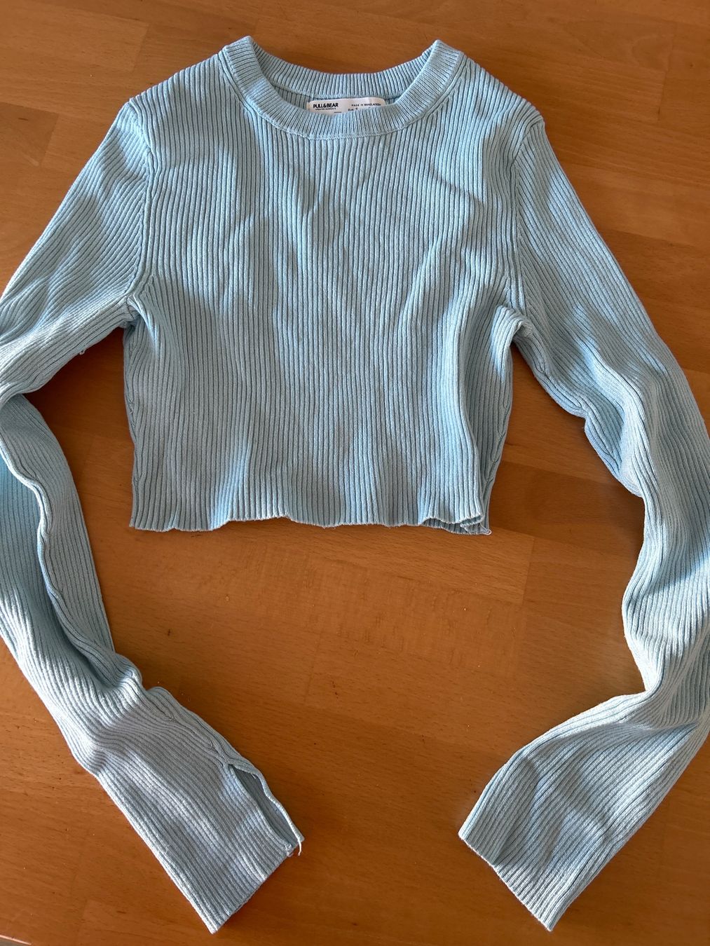 Pull&Bear Maglioni & Felpe: Crop Top Pull&Bear hellblau gerippt Grösse S gebraucht – Usato da Buttisholz venduto da allule13 1