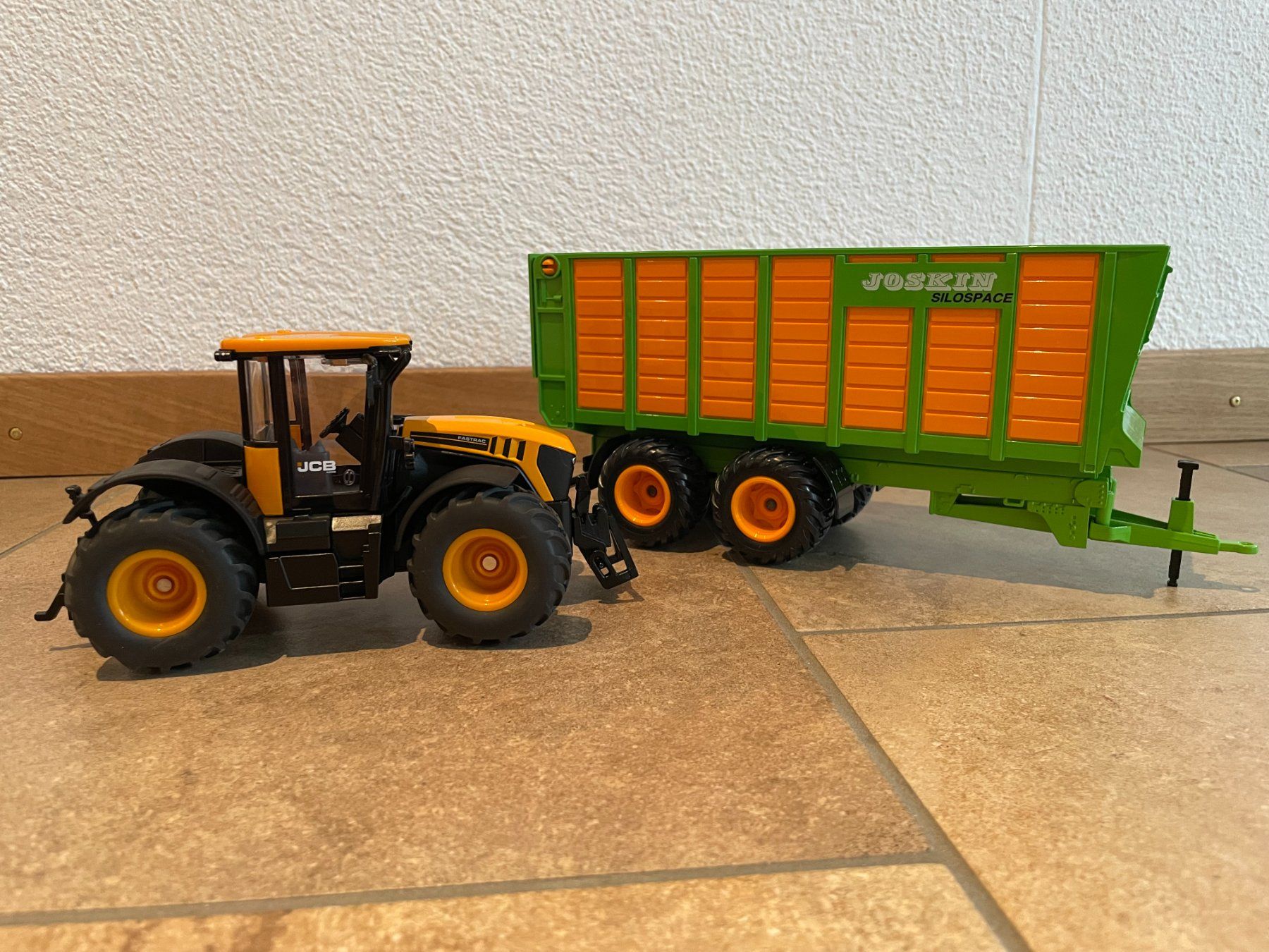 Jcb Traktoren: SIKU JCB 4220 mit Joskin – Neu und originalverpackt aus Kreuzlingen von Stefan1150 2