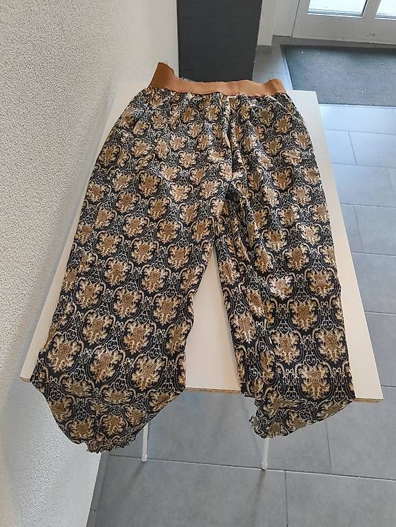 Pantalons: 2x Stoffhose mit Muster Gr. 36 – D'occasion à Nänikon par Manta87 1