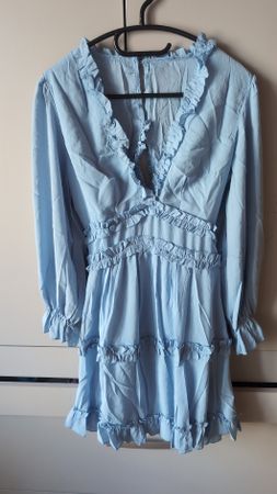 Vestito da donna azzurro con volant