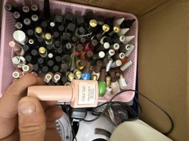 Nagelstudio Inventar mit Gelen, Lacken und Zubehoer