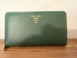 Portefeuille Prada cuir Saffiano vert bon état