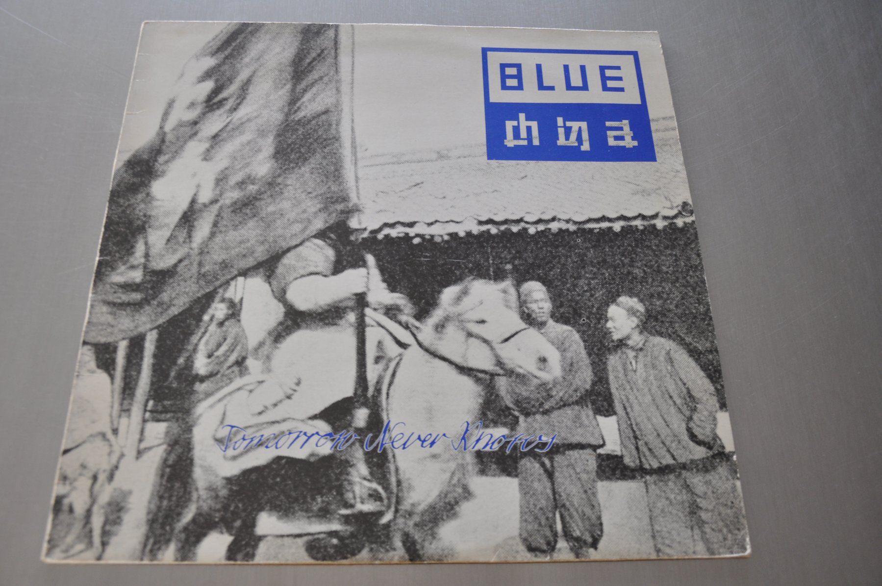 Dischi in vinile: BLUE CHINA 12 TOMORROW NEVER KNOWS - NEW WAVE - CH – Usato da Sion venduto da jaipur1401