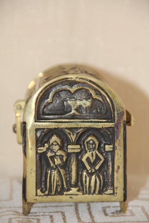 Coffres: Antique  coffret en bronze . – D'occasion à Praz (Vully) par pikuluka1 5