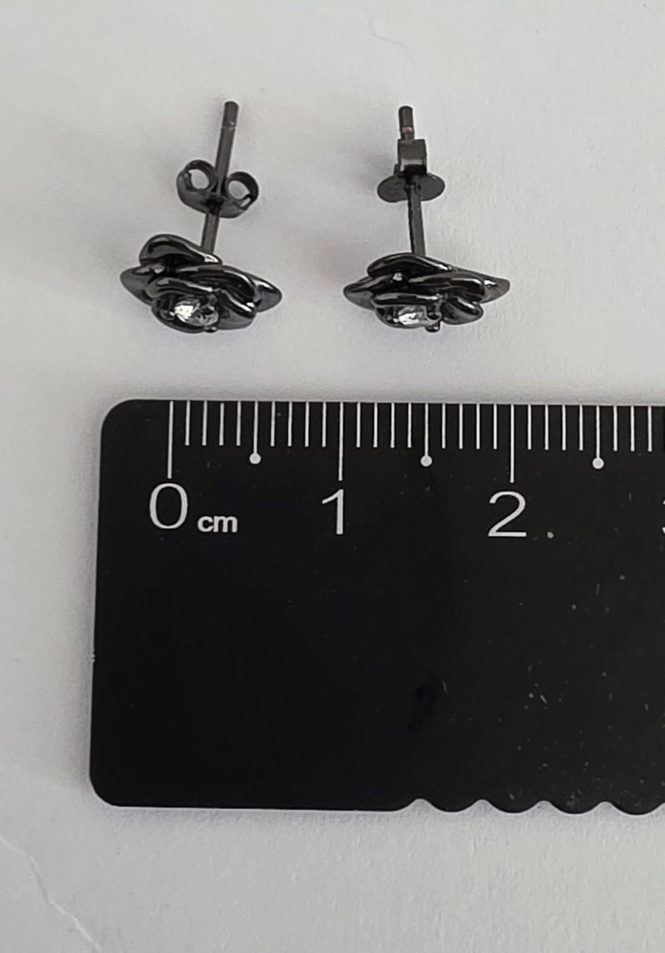 Orecchini pendenti & Orecchini a lobo: Rosen-Ohrstecker mit "Steinchen" – Usato da Stüsslingen venduto da Nickquenim 2