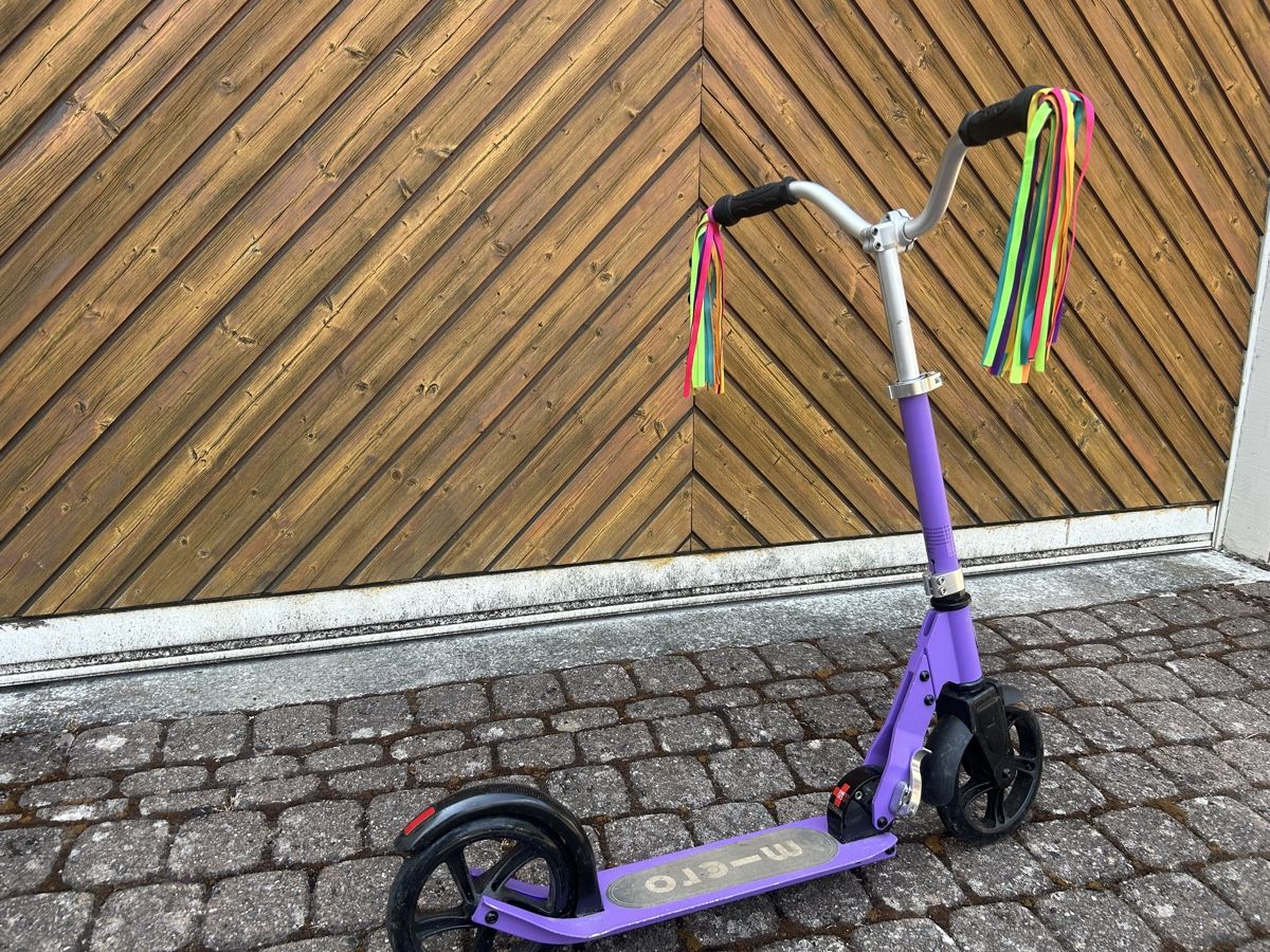 Micro Kickboard: Micro Scooter Violett mit Zötteli – Usato da Aegerten venduto da CeliKo 3