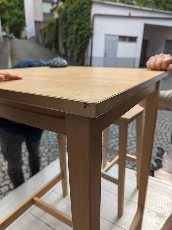 Set di tavolo e panche: IKEA Bartisch mit 2 Barhockern (Massivholz, hell) – Usato da Sissach venduto da nba_d6kh 1
