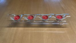 Kerzenhalter: Tischdekoration aus Glas mit vier Kerzen