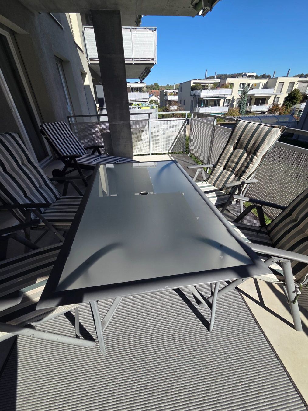 Set di tavolo e panche: Garten/Balkon Möbel - Tisch mit 4 Stühlen – Usato da Eglisau venduto da san_8nvn 1