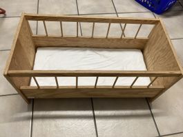Schönes Puppenbett aus Holz wartet auf ein neues Bäbi-Mami.