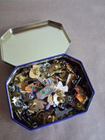 c/ 100+ Pins mit Verschluss. Gemäss Bildern