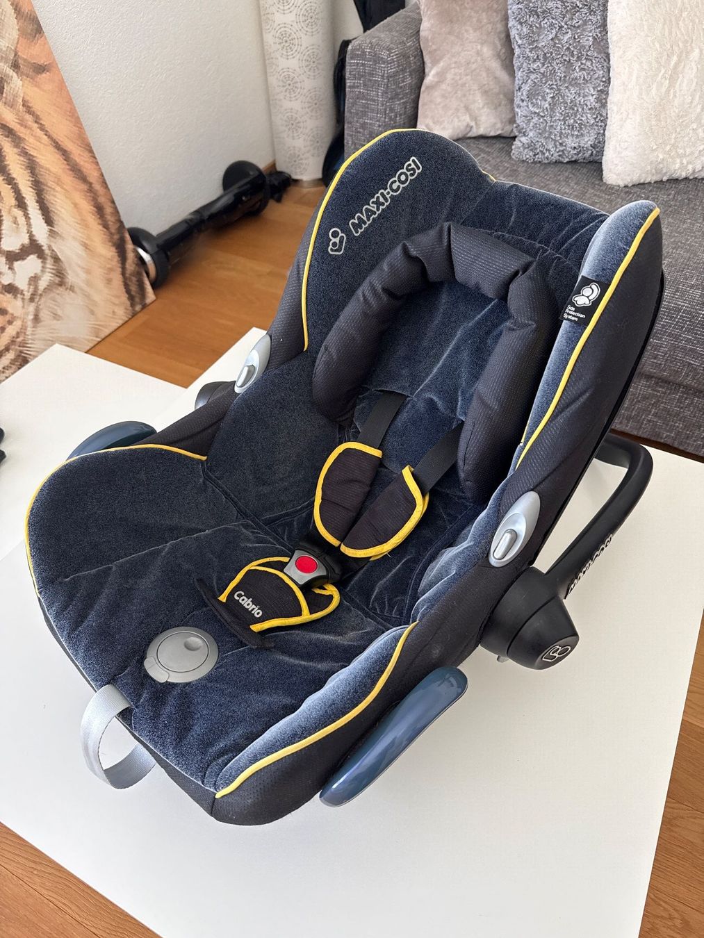 Maxi-Cosi Seggiolini per auto: Babyschale Maxi Cosi Cabrio, edler dunkelblauer Samt – Usato da Hägendorf venduto da ama_71 5