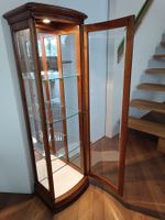 Elegante Vitrine, Holz, geschliffene Glässer, mit Beleuchtun