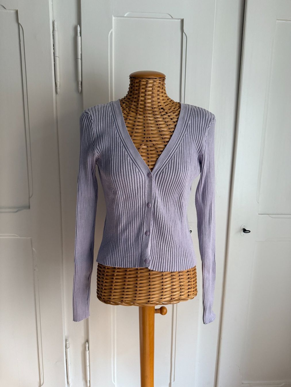 H&M Jacken: Strickjacke Cardigan flieder M – Gebraucht aus Zürich von Diazaio