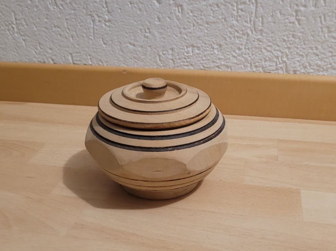 Articoli in legno: Aufbewahrungsdose aus Holz – Usato da Schwyz venduto da Vesparider01 1