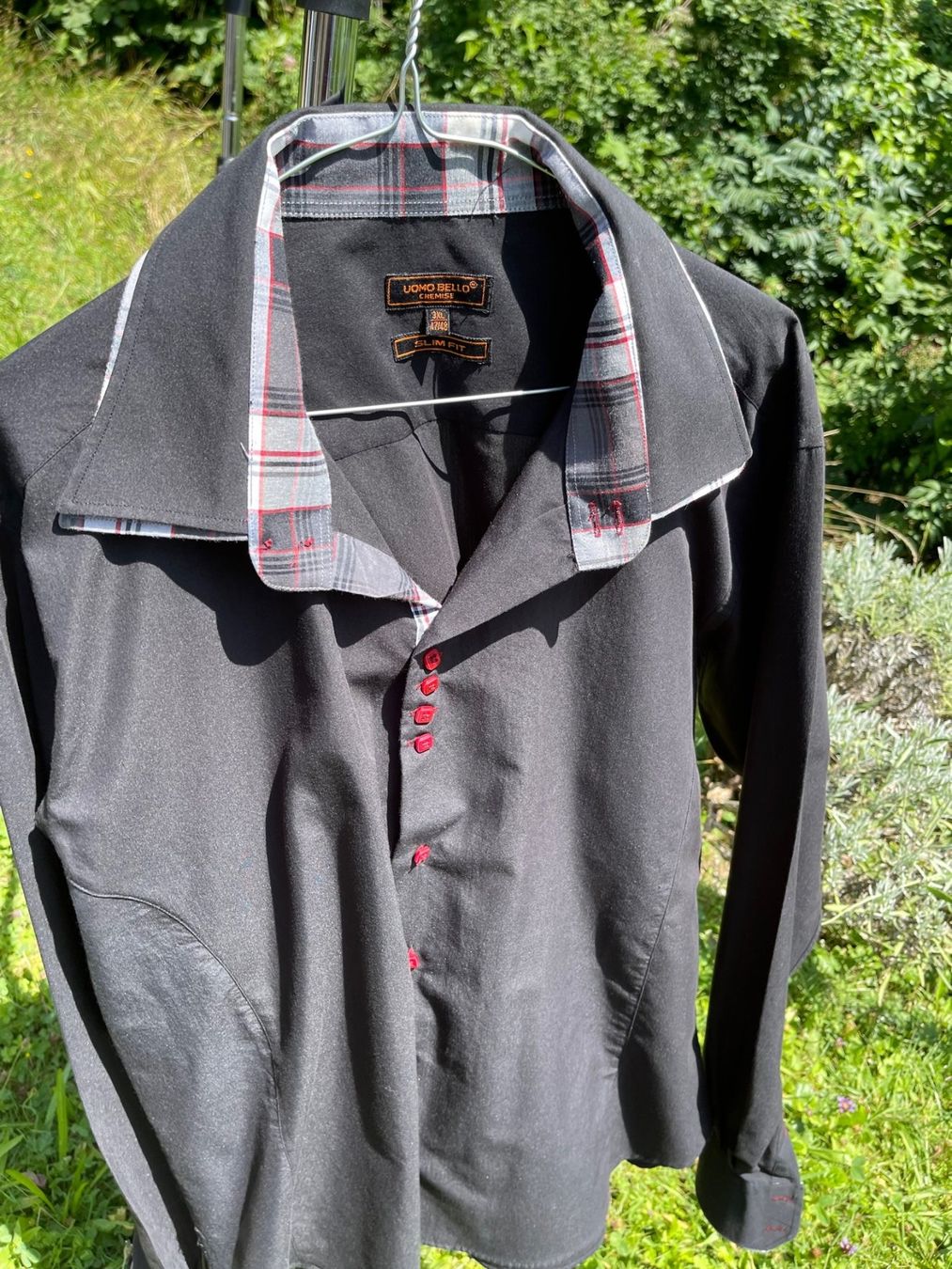 Camicie: Chemise noire et rouge – Usato da La Croix (Lutry) venduto da Sporades 2