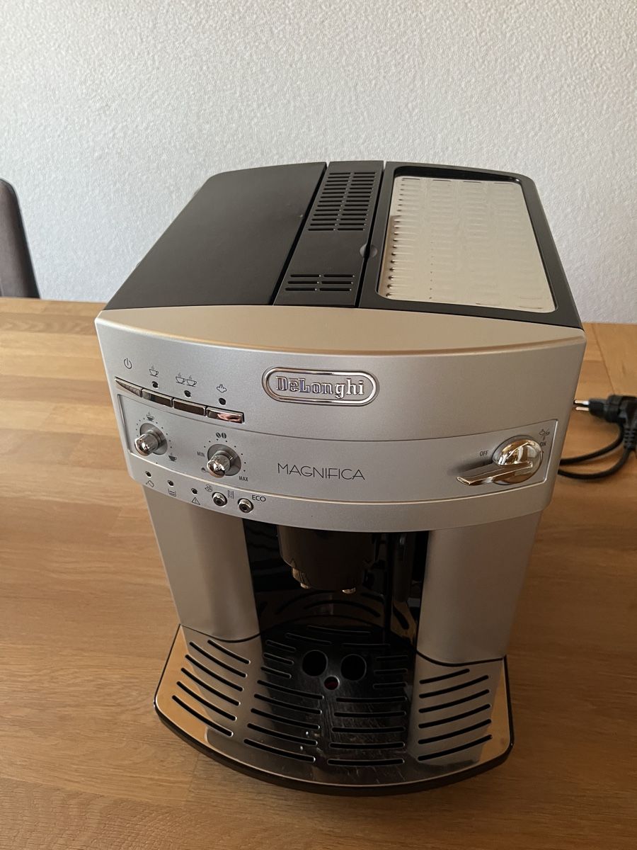 De'Longhi Kaffeemaschinen & Espressomaschinen: Kaffeevollautomat DeLonghi Magnifica silber – Gebraucht aus Sagogn von Crefli