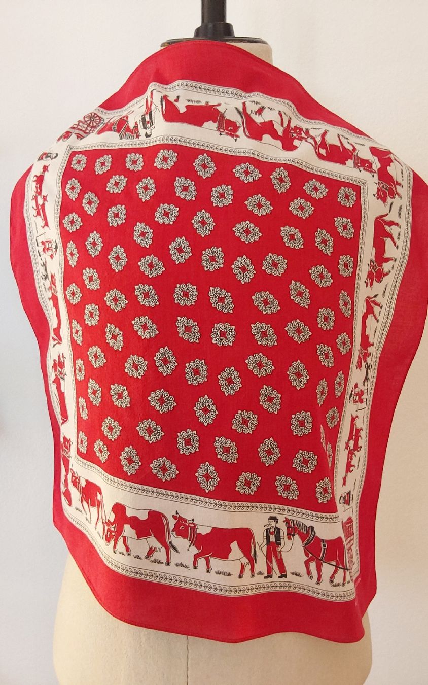 Foulard & Sciarpe: Tuch Baumwolle quadratisch rot Motiv Alpaufzug – Usato da Köniz venduto da scopello12 1