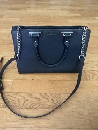 Elegante Michael Kors Handtasche in Schwarz - Top Zustand!