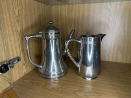 Edelstahl Kaffeekanne und Milchkännchen