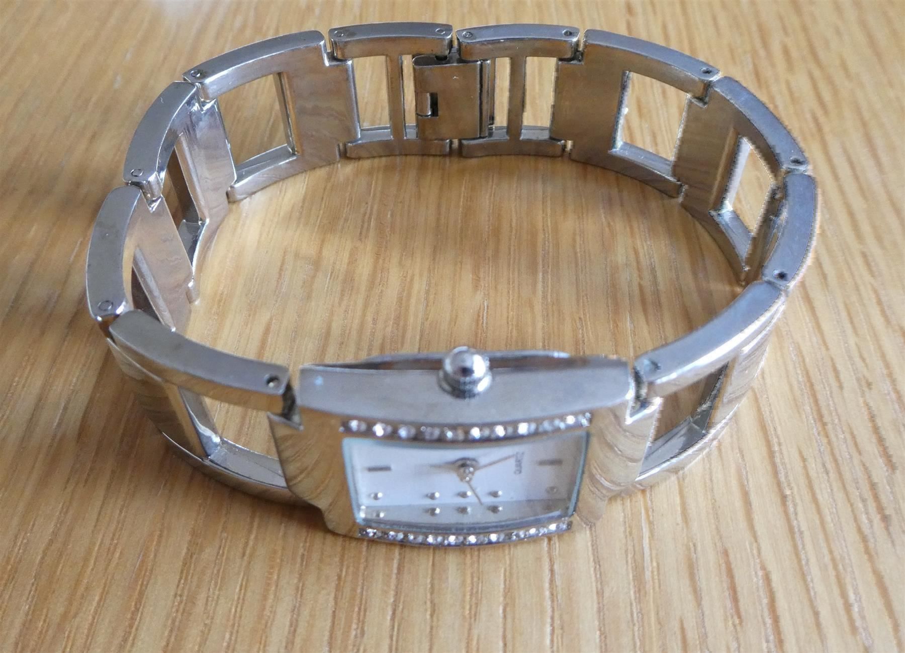 Orologi: Damenuhr mit Strasssteinen silbern Quarz – Usato da Frauenfeld venduto da dhour 2