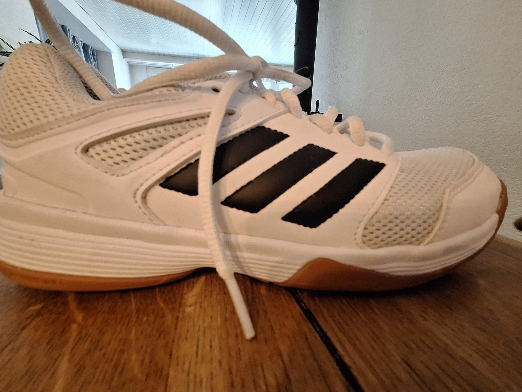 Adidas Damenschuhe: Weisser Adidas-Hallenturnschuh, Gr. 38 – Gebraucht aus Malters von Pajas81 1