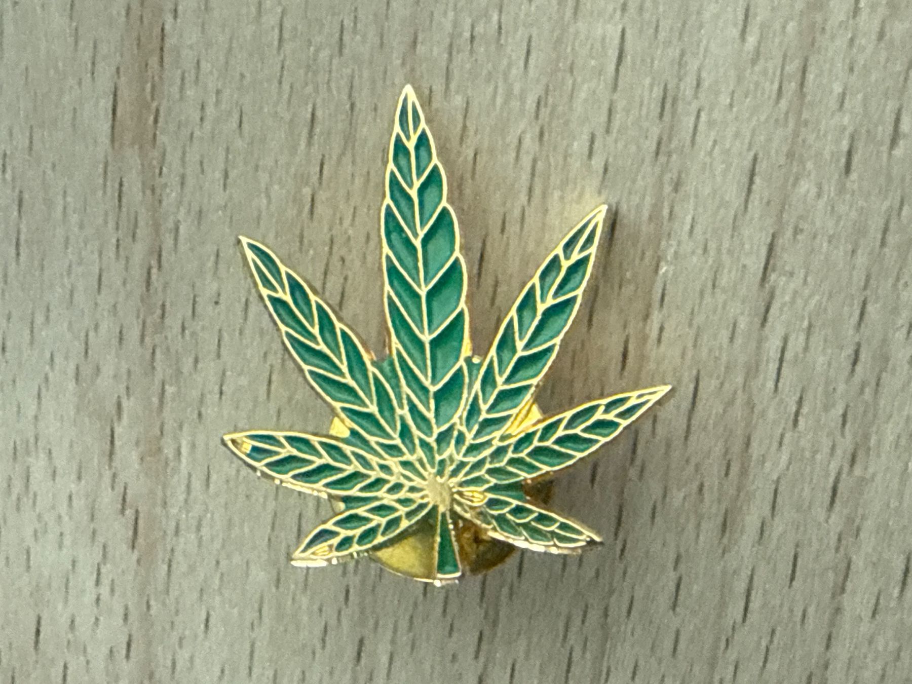 Placchette & Badge: Pin  Cannabis Blatt – Usato da Glattbrugg venduto da Schweigmatt
