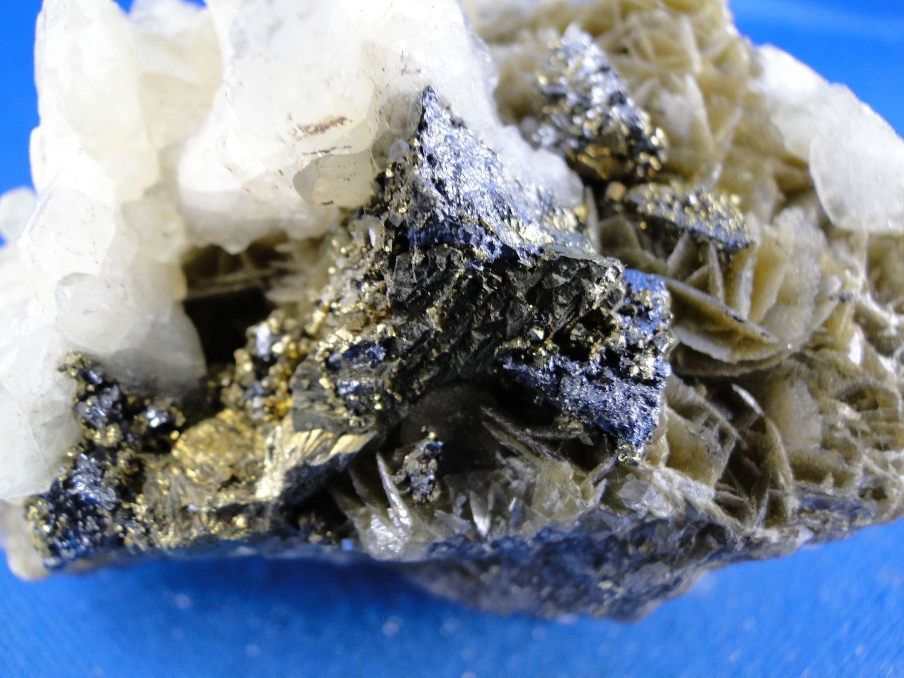 Mineralien & Heilsteine: Tetrahedrit mit Chalkopyrit und Calcit – Gebraucht aus Schinznach Bad von Demerald 2