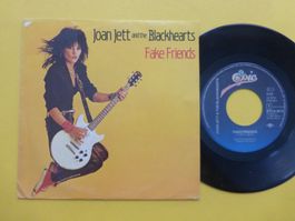 Joan Jett & The Blackhearts – Fake Friends