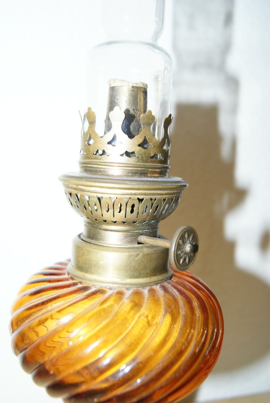 Lampade: Antike Petroleumlampe mit gelbem Glas – Usato da Zürich venduto da Widi1 4