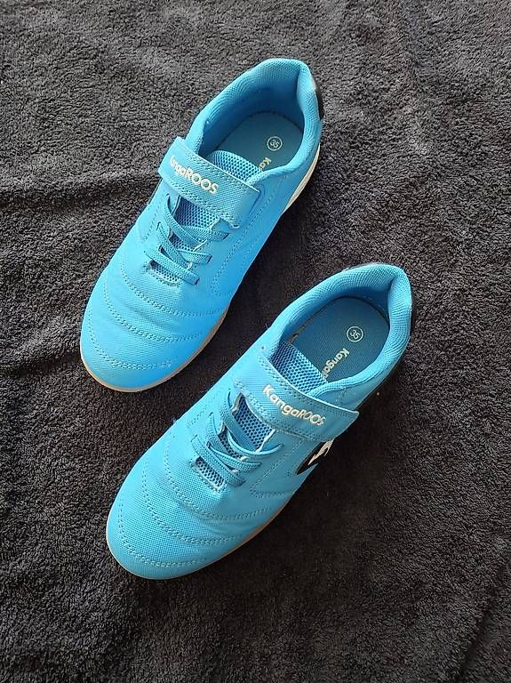 Scarpe per ragazzi: Hallenschuhe Nr.35   – Usato da Effretikon venduto da CorneliaM03