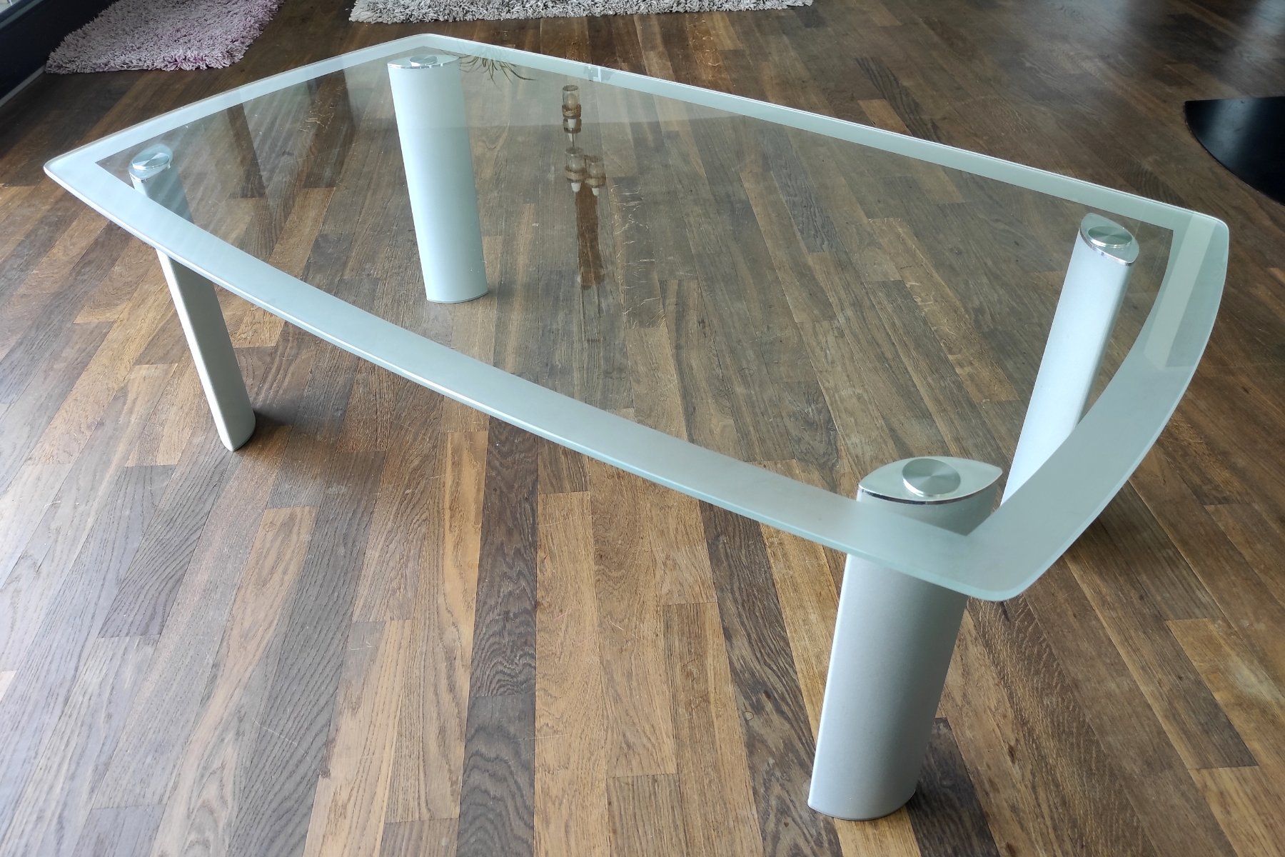 Tables: Couchtisch mit Glasplatte und Alufüssen – D'occasion à Niederurnen par Simarik