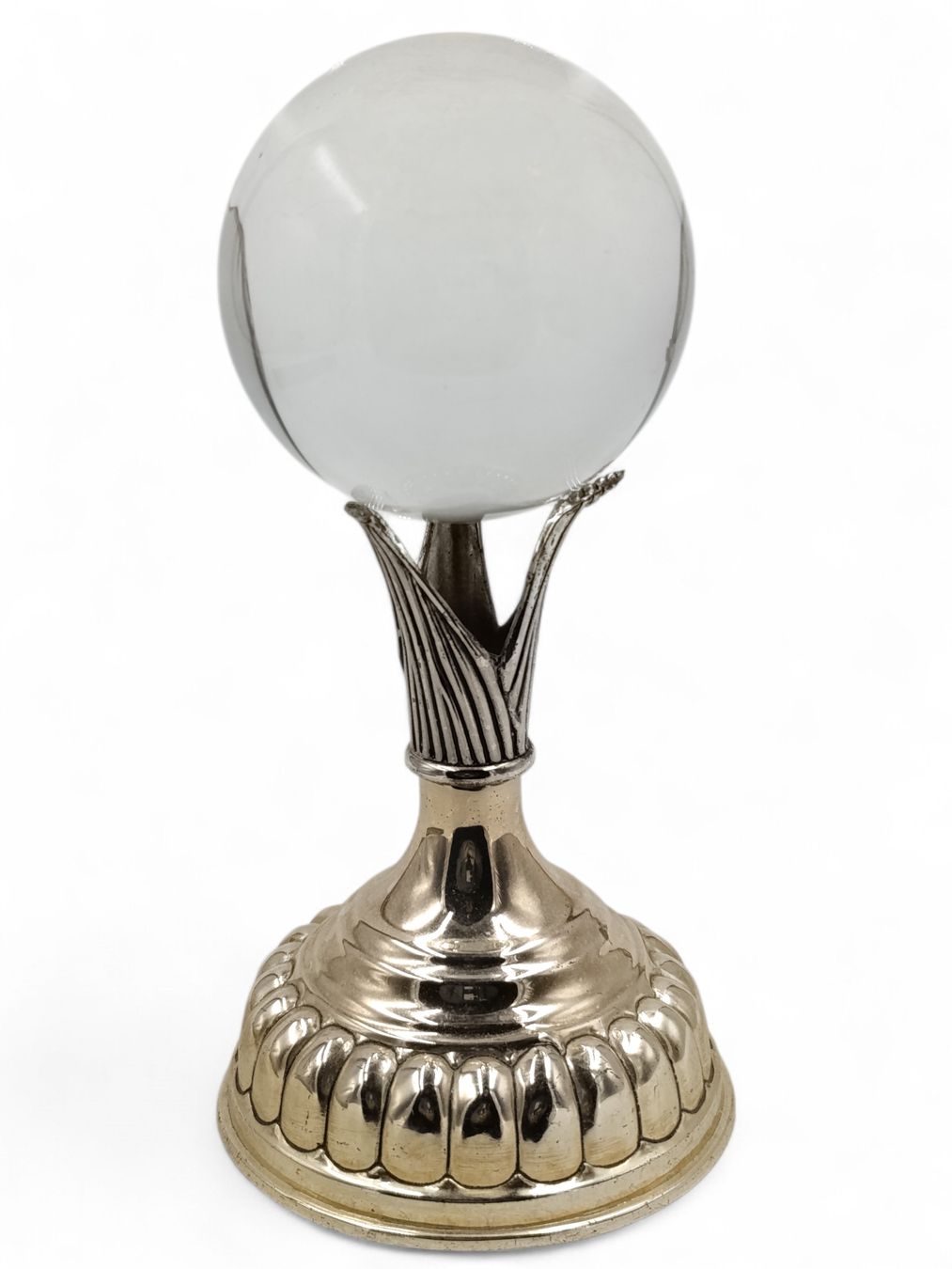 Statuette: Alte Wahrsagerkugel mit Kristall  – Usato da Hochfelden venduto da Relict 1