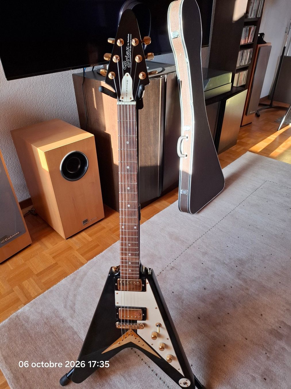 Strumenti musicali: Brian by Bacchus Flying V Black / Gold + coffre + câble – Usato da Yverdon-les-Bains venduto da Dan00