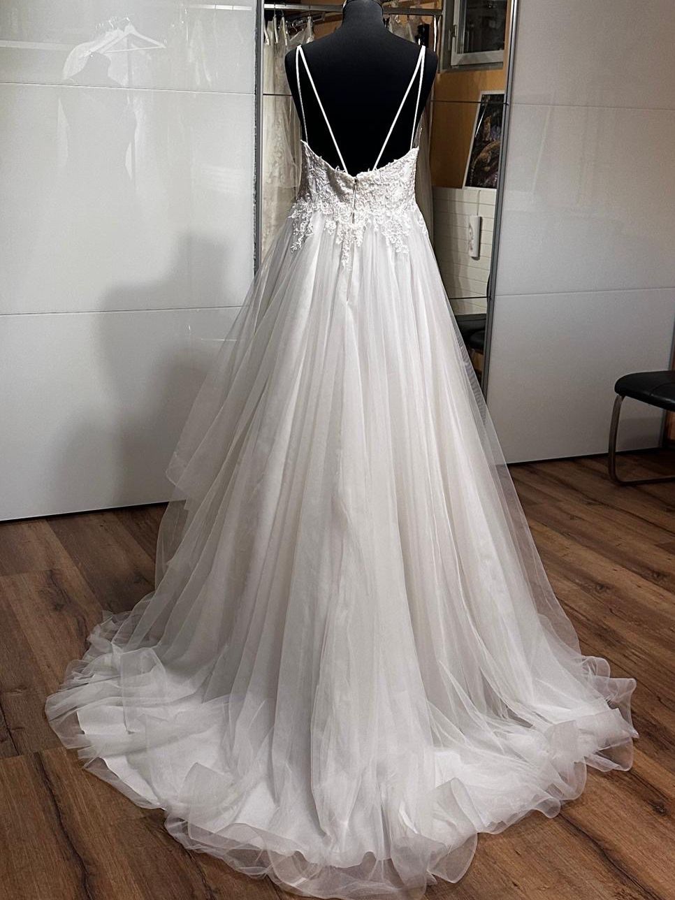 Pronovias Kleider: NEU St. Patrick White One Waterleaf, Gr. 38 mit Etikett – Neu (gemäss Beschreibung) aus Embrach von vmadia 5